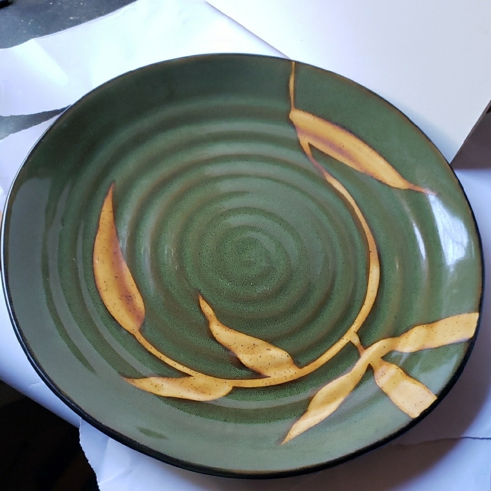 Dakara Pier1 Green Plate with Leaf Motif 11in